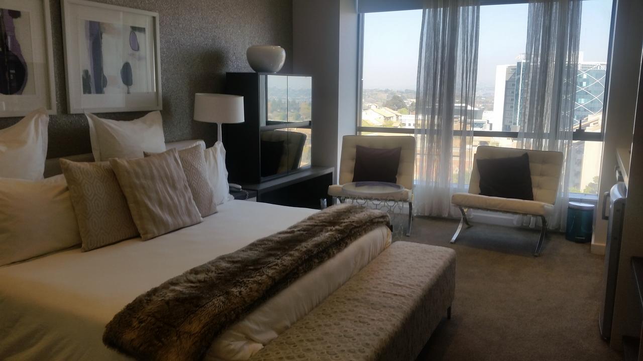 615 Sandton Skye ヨハネスブルグ エクステリア 写真